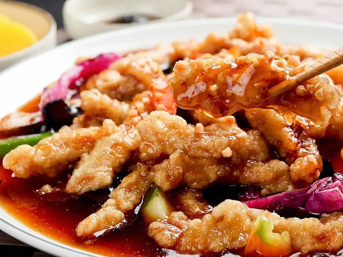 Thịt chiên giòn Tangsuyuk rưới sốt chua ngọt