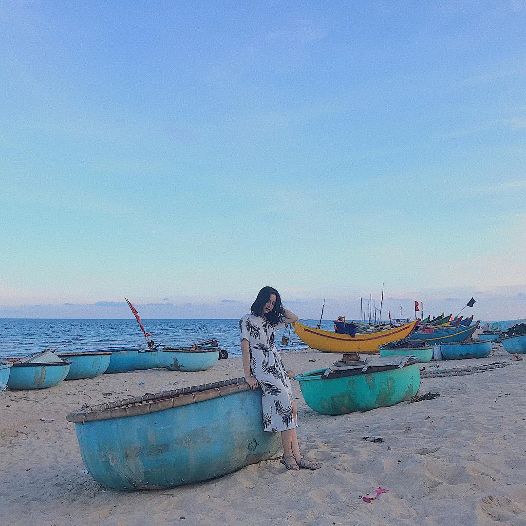 10 Địa Điểm Du Lịch Biển Gần Đây (TP.HCM) Lý Tưởng Cho Chuyến Đi Cuối Tuần 6 Khung cảnh làng chài yên bình tại biển Phước Hải với những chiếc thuyền thúng