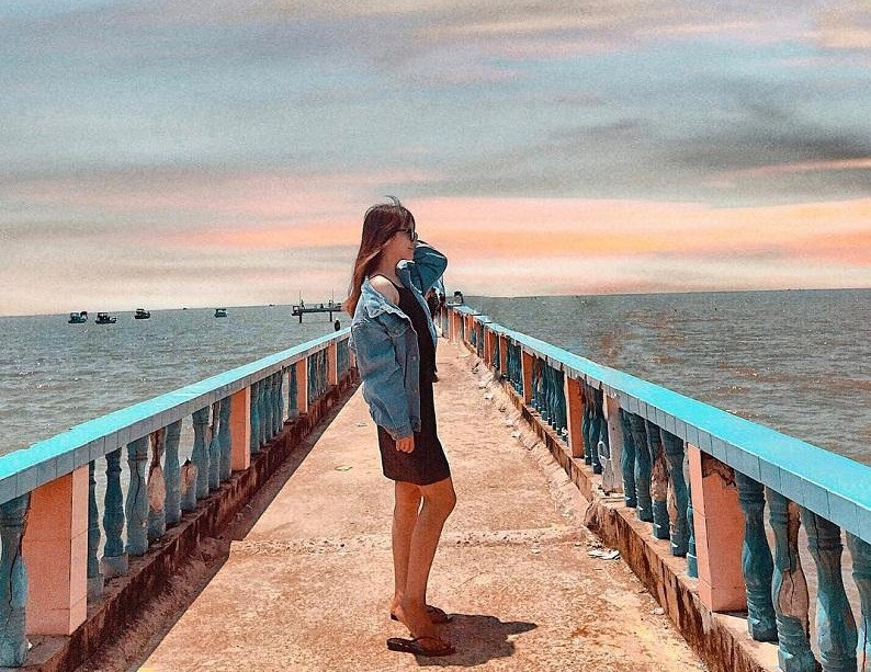 10 Địa Điểm Du Lịch Biển Gần Đây (TP.HCM) Lý Tưởng Cho Chuyến Đi Cuối Tuần 10 Biển Tân Thành nổi tiếng với bãi cát màu đen và trải nghiệm cào nghêu độc đáo