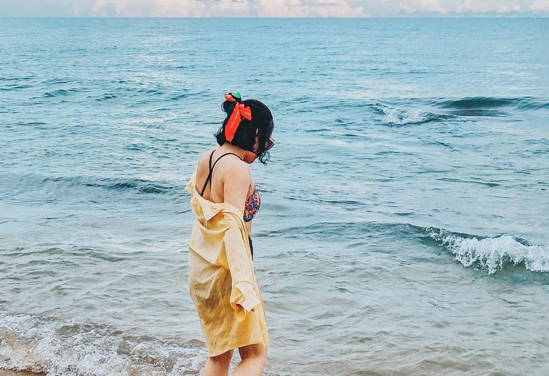 10 Địa Điểm Du Lịch Biển Gần Đây (TP.HCM) Lý Tưởng Cho Chuyến Đi Cuối Tuần 7 Bãi biển Hồ Tràm với hàng dừa và khung cảnh vắng vẻ, thích hợp nghỉ dưỡng