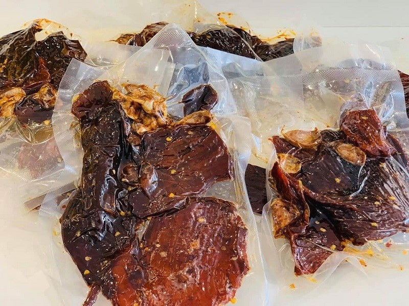 Top 12 Đặc Sản Ninh Bình Nổi Tiếng Nhất Du Khách Nên Mua Về Làm Quà 3 Thịt dê khô ướp tỏi Ninh Bình món ăn vặt và mồi nhậu tiện lợi