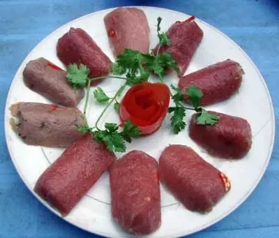 15+ Đặc Sản Huế Làm Quà Dễ Mang Về, Chuẩn Vị Cố Đô 6 Nem chua Huế được gói nhỏ xinh xắn