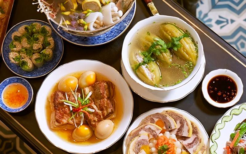 Tết Miền Nam Có Gì Đặc Sắc? Khám Phá Trọn Vẹn Phong Tục, Ẩm Thực và Trò Chơi 2 Chuẩn bị mâm cỗ ngày Tết là một trong những phong tục văn hóa lâu đời của người Việt Nam