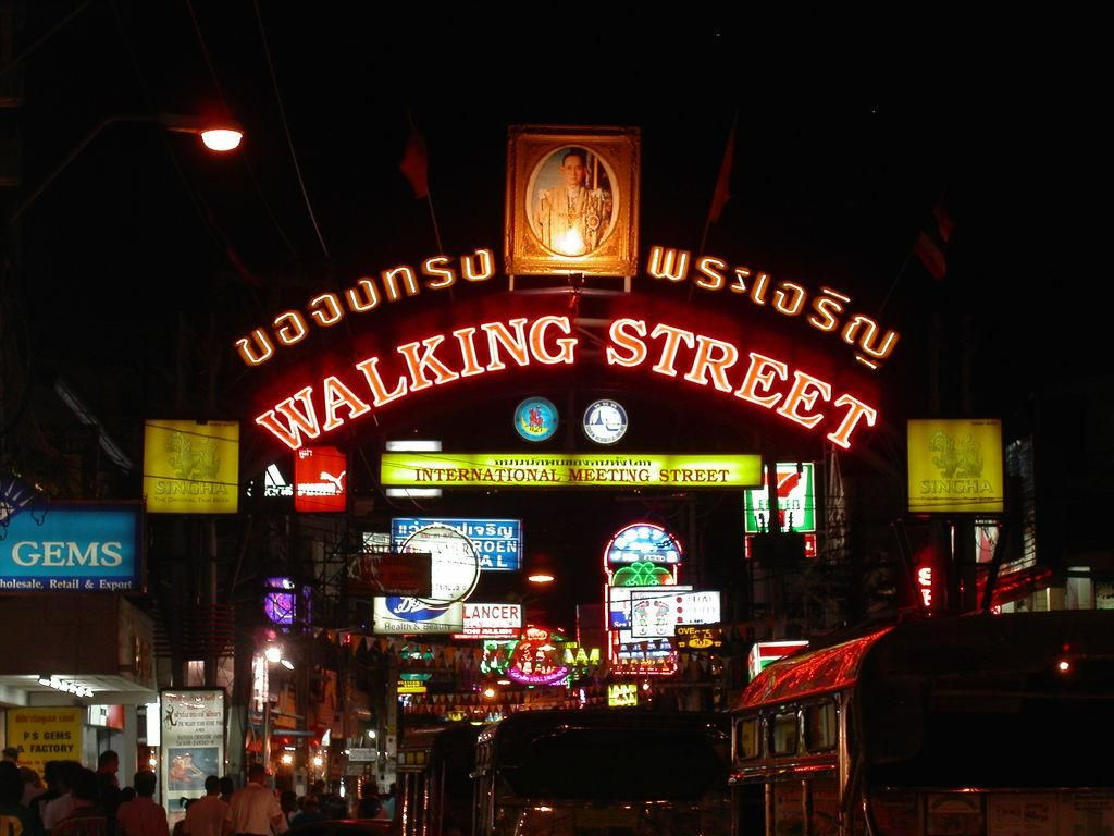 Phố đi bộ Walking Street Pattaya nhộn nhịp về đêm