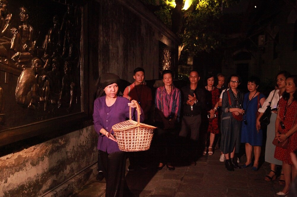 Tour Đêm Nhà Tù Hỏa Lò "Đêm Thiêng Liêng": Cẩm Nang Chi Tiết A-Z 4 Tái hiện hình ảnh các nữ chiến sĩ cách mạng trong Nhà tù Hỏa Lò, với vẻ đẹp kiên cường, rạng rỡ