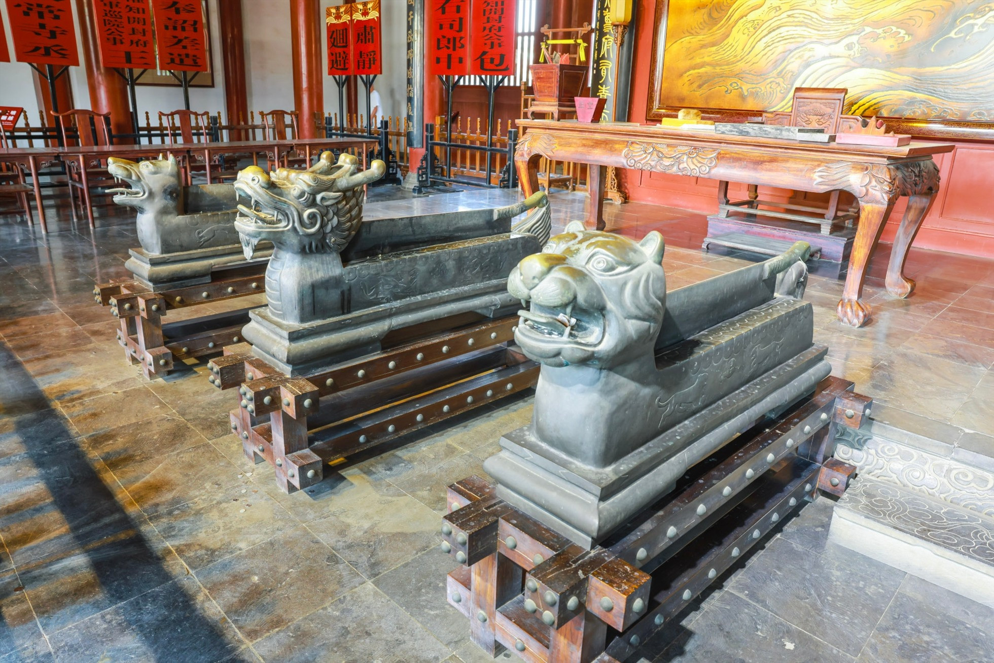 Phủ Khai Phong: Hành Trình Khám Phá Nơi Xử Án Thần Kỳ Của Bao Thanh Thiên 11 Cảnh vật và hồ nước xung quanh Phủ Khai Phong