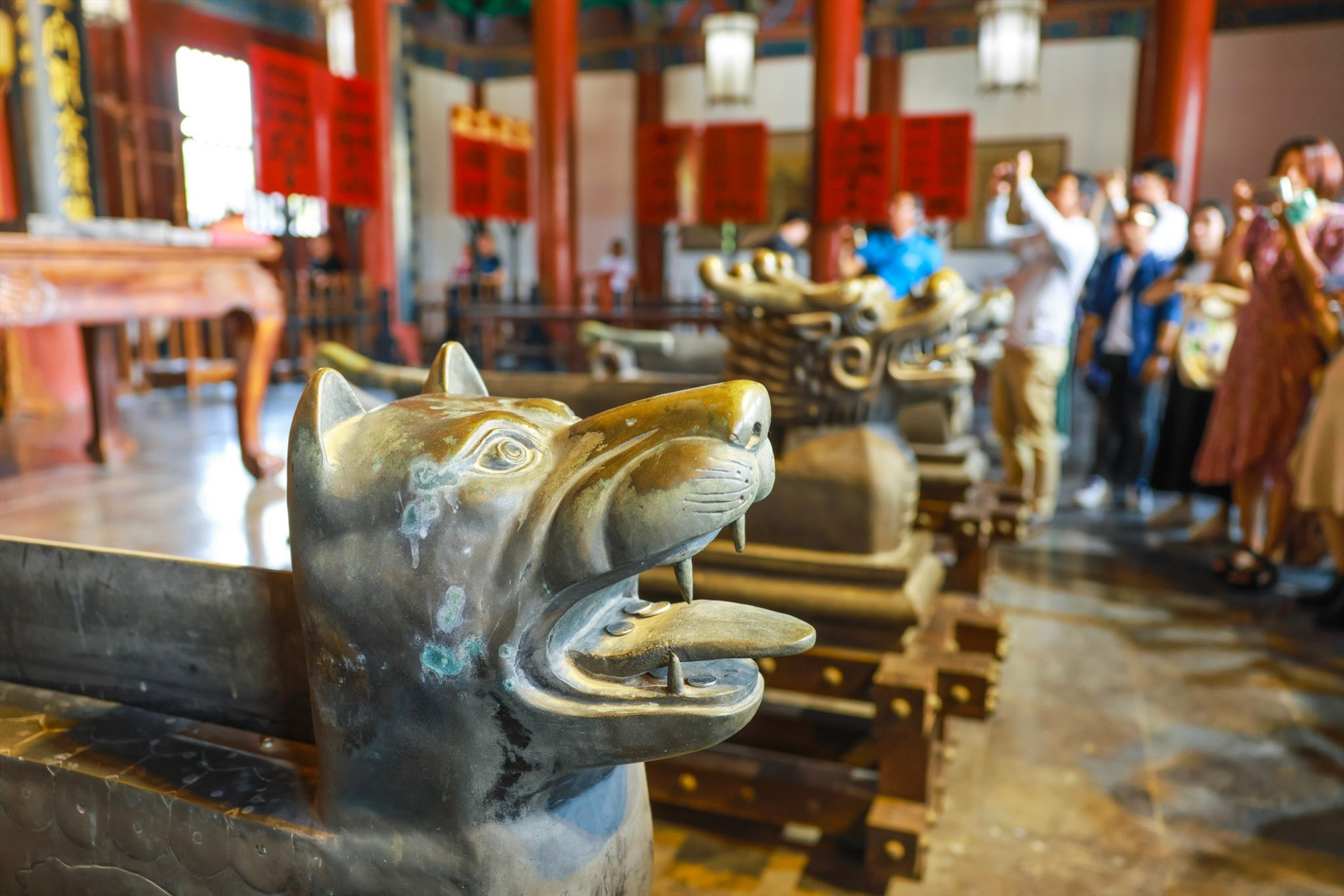 Phủ Khai Phong: Hành Trình Khám Phá Nơi Xử Án Thần Kỳ Của Bao Thanh Thiên 9 Quang cảnh sân trước công đường uy nghiêm