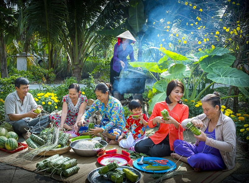 Tết Miền Nam Có Gì Đặc Sắc? Khám Phá Trọn Vẹn Phong Tục, Ẩm Thực và Trò Chơi 4 Bánh tét là loại bánh truyền thống của người miền Nam