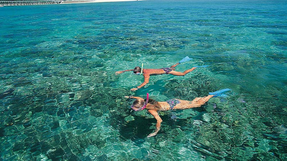 Bãi biển và nước xanh ngọc bích tại Đảo Coral (Koh Larn) Pattaya