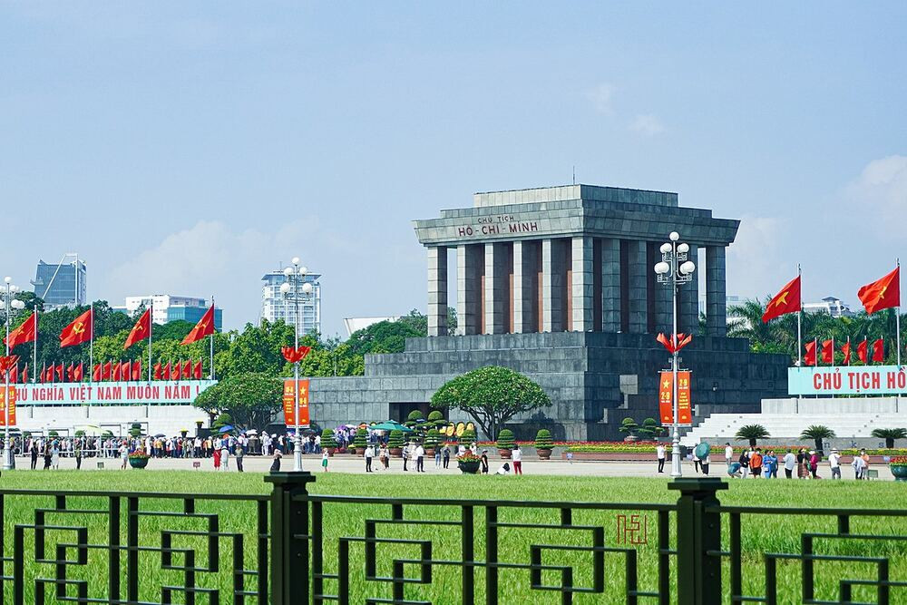 Tour Đêm Nhà Tù Hỏa Lò "Đêm Thiêng Liêng": Cẩm Nang Chi Tiết A-Z 8 Lăng Chủ tịch Hồ Chí Minh uy nghiêm, trang trọng