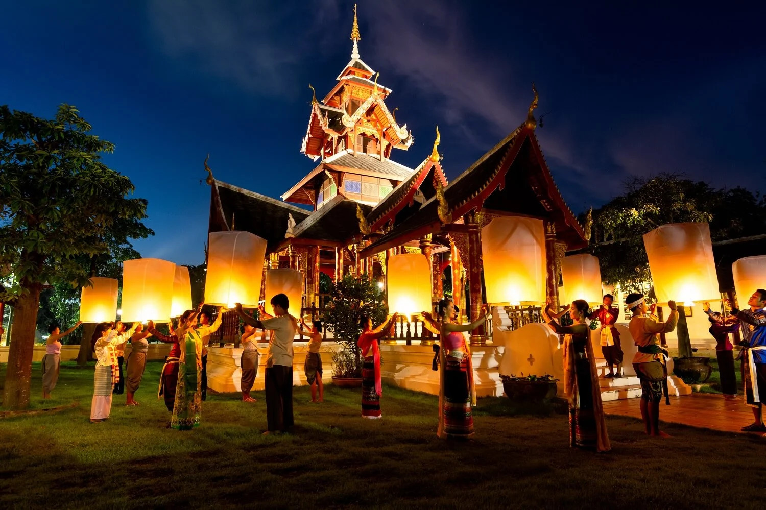 Bầu trời Chiang Mai rực sáng bởi hàng nghìn chiếc đèn trời Khom Loi trong lễ hội thả đèn Chiang Mai Yi Peng