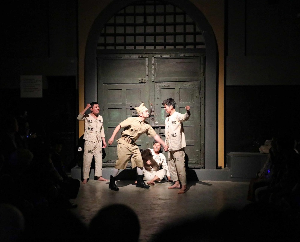 Tour Đêm Nhà Tù Hỏa Lò "Đêm Thiêng Liêng": Cẩm Nang Chi Tiết A-Z 5 Hình ảnh các chiến sĩ cách mạng trẻ tuổi trong Nhà tù Hỏa Lò, với tinh thần yêu nước sục sôi