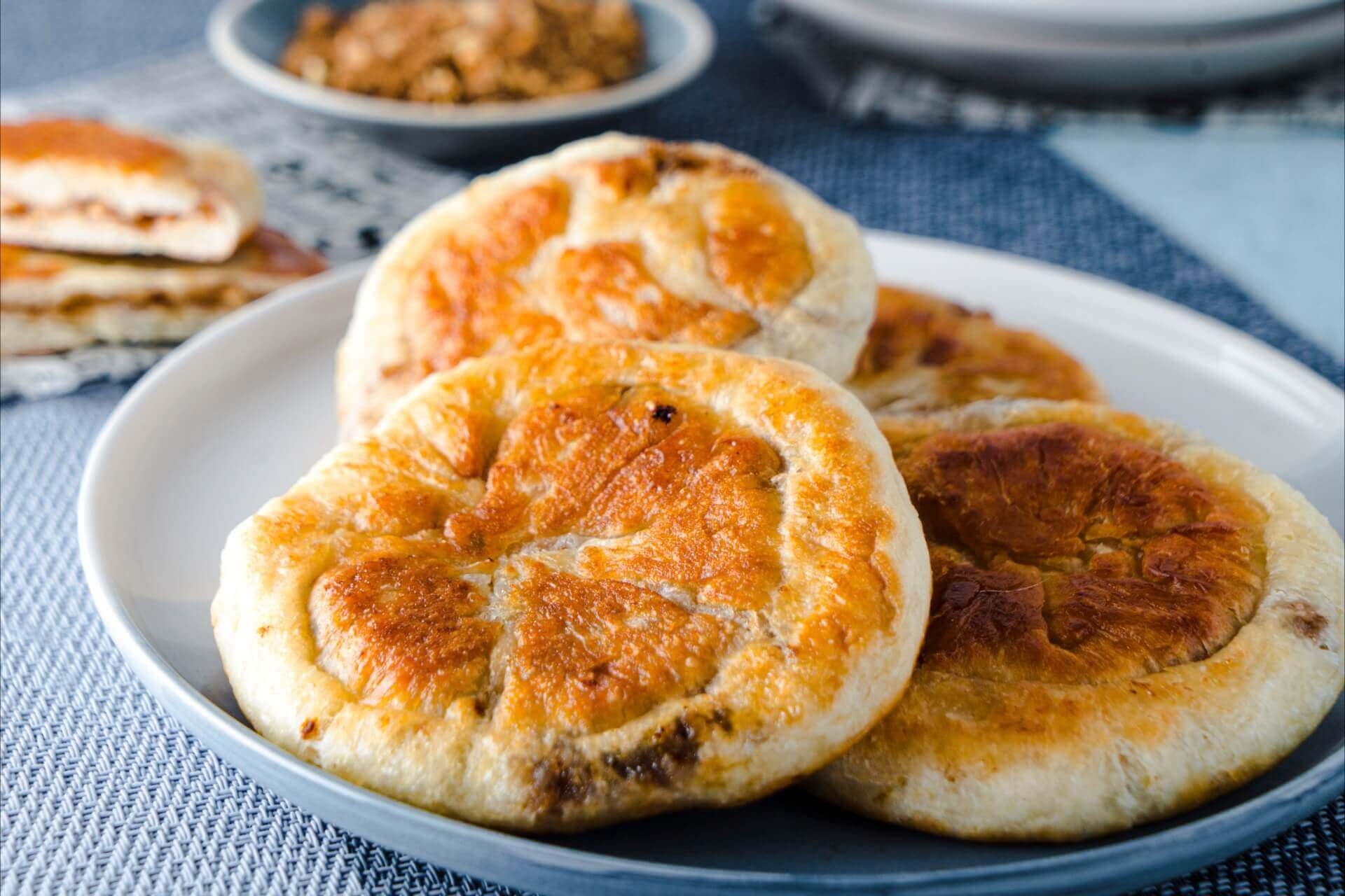 Bánh rán ngọt Hotteok nhân đường nâu và hạt, món ăn vặt mùa đông