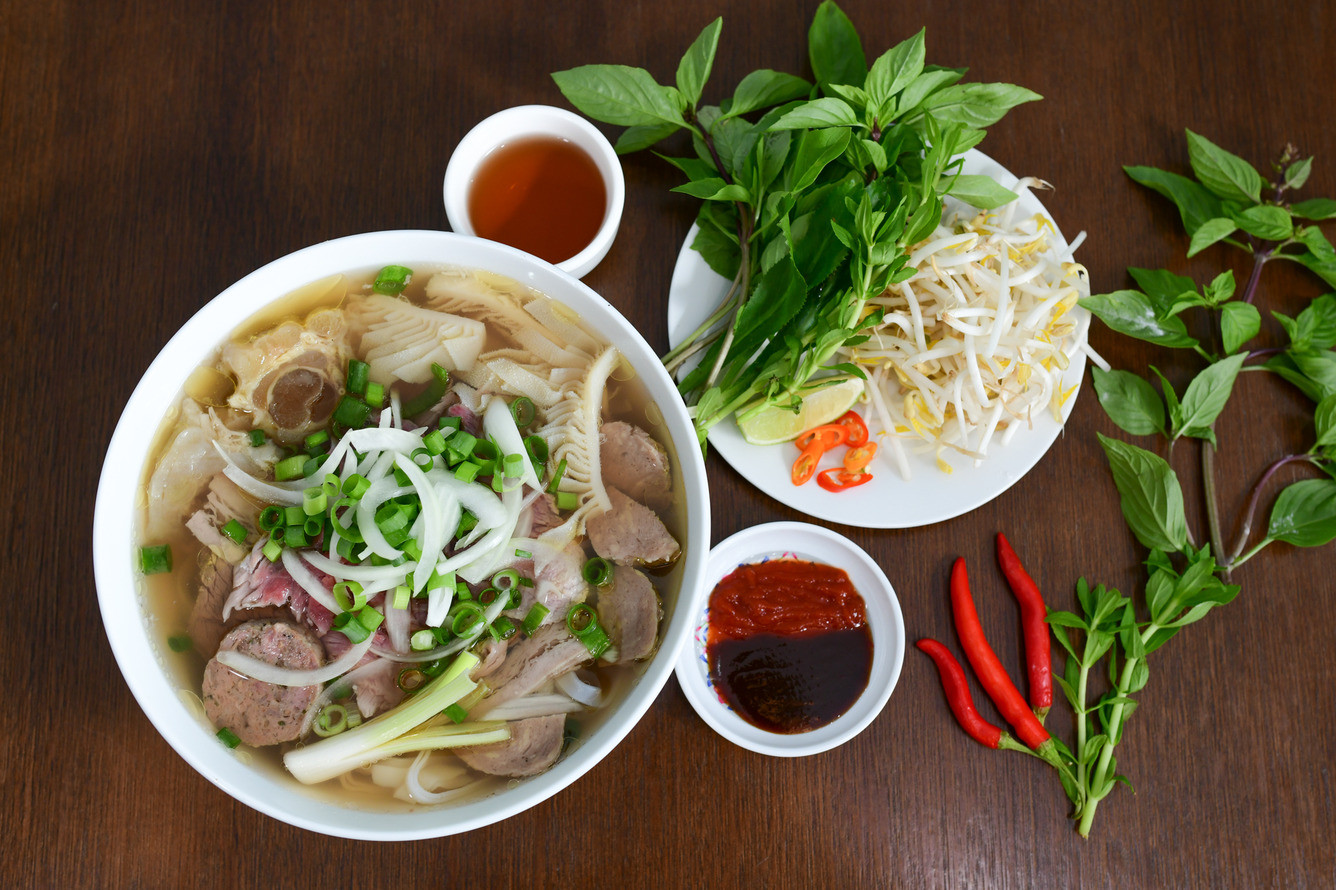 Phở Hà Nội truyền thống, đặc trưng của ẩm thực miền Bắc, với nước dùng trong và thịt bò tái.
