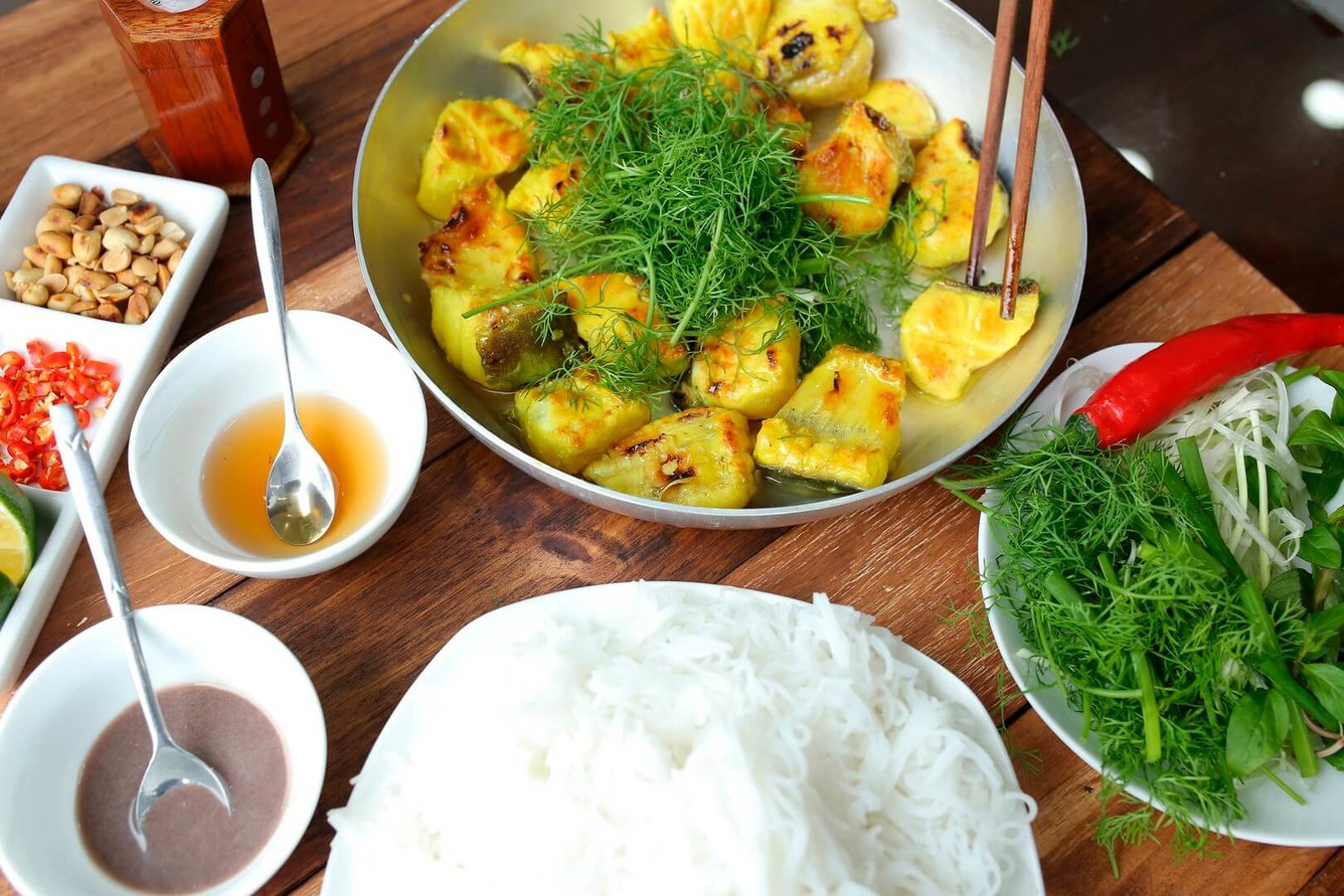 Tinh Hoa Ẩm Thực Miền Bắc: Khám Phá 14 Món Ăn Đặc Trưng Gắn Liền Với Văn Hóa Việt 2 Chả cá Lã Vọng chế biến từ cá lăng, xào trên chảo nóng, ăn cùng thì là và mắm tôm.