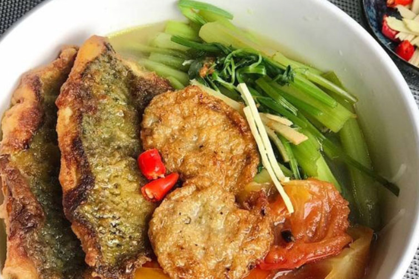 Tinh Hoa Ẩm Thực Miền Bắc: Khám Phá 14 Món Ăn Đặc Trưng Gắn Liền Với Văn Hóa Việt 3 Tô Bún cá rô đồng Hà Nam, với cá chiên giòn, rau cải xanh và nước dùng thanh mát.