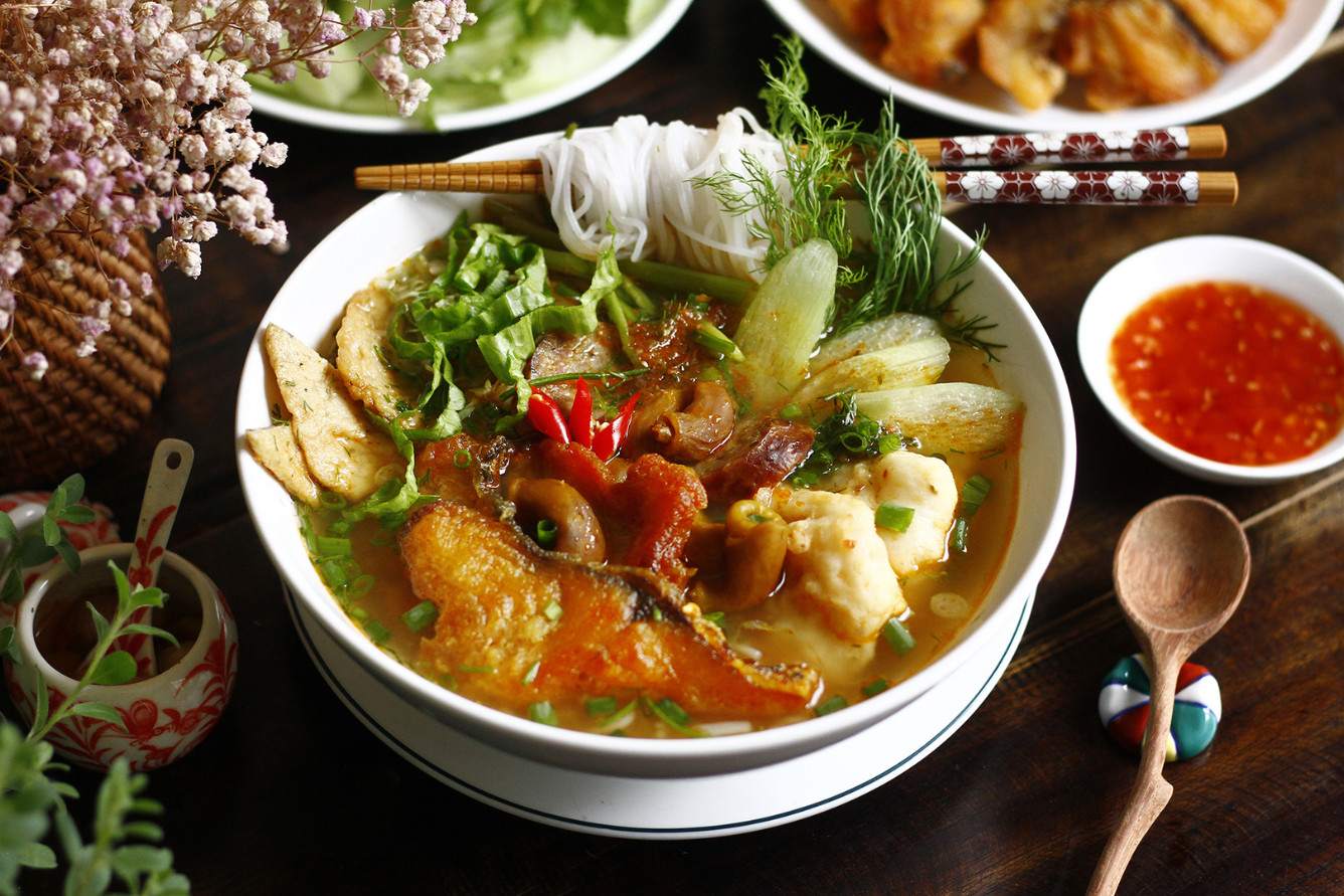 Tinh Hoa Ẩm Thực Miền Bắc: Khám Phá 14 Món Ăn Đặc Trưng Gắn Liền Với Văn Hóa Việt 4 Bún cá Hải Phòng với nước dùng nấu cà chua và dứa, cá thu chiên giòn, đặc sản Hải Phòng.