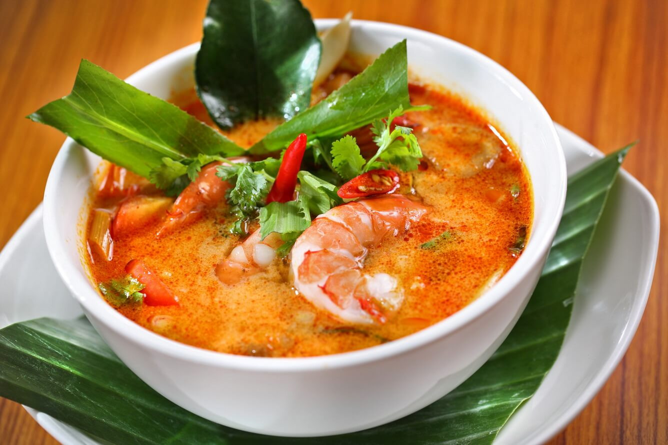 Tô Tom Yum Goong cay nóng, món ăn đặc trưng không thể bỏ qua của ẩm thực Thái Lan tại Bangkok.