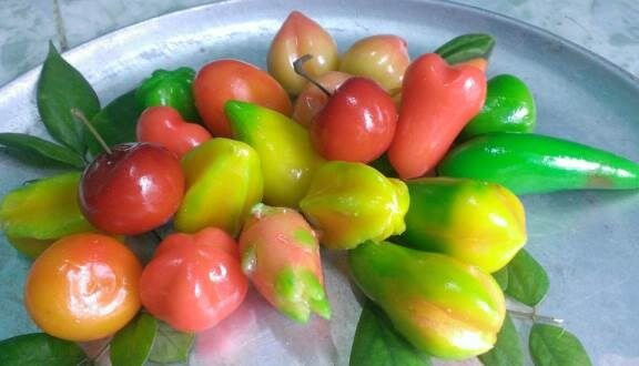 15+ Đặc Sản Huế Làm Quà Dễ Mang Về, Chuẩn Vị Cố Đô 3 Bánh đậu xanh trái cây mô phỏng nhiều loại quả đầy màu sắc