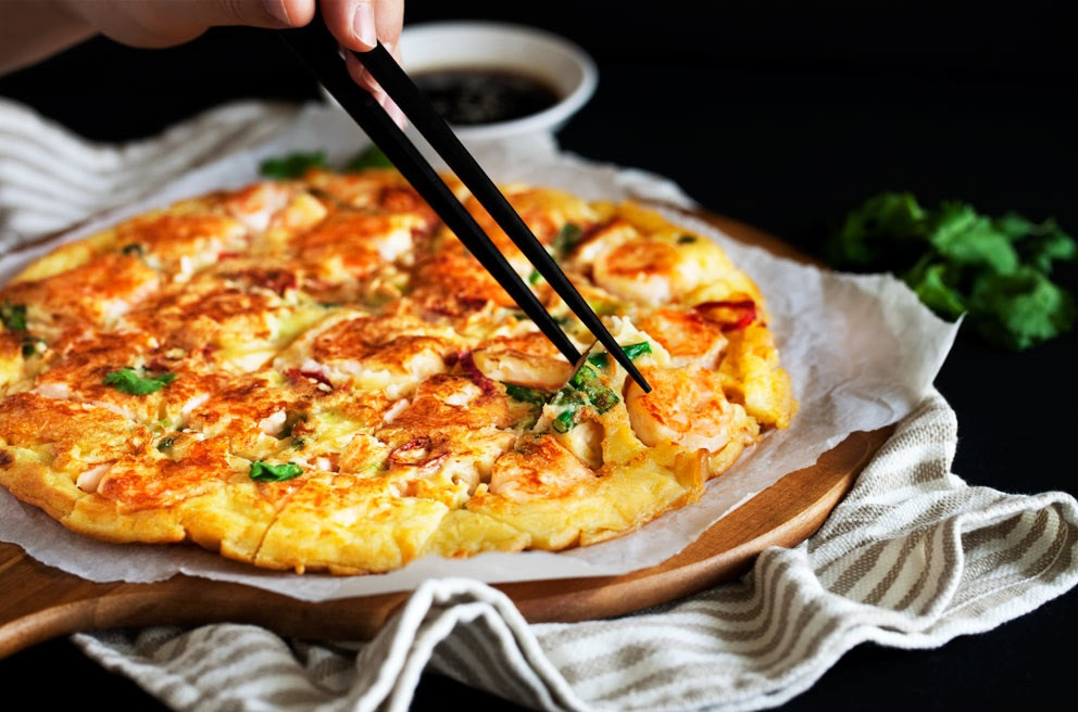 Bánh kếp hải sản Haemul Pajeon ăn kèm nước chấm xì dầu