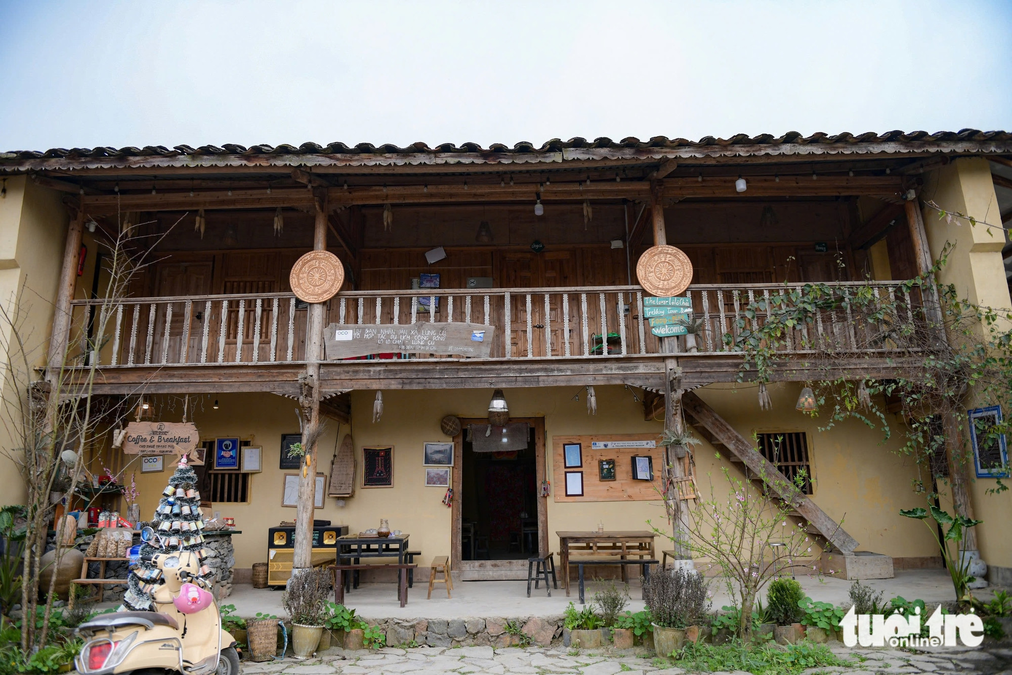 Homestay nhà trình tường truyền thống của người Lô Lô, giữ nguyên kết cấu cổ xưa để đón khách