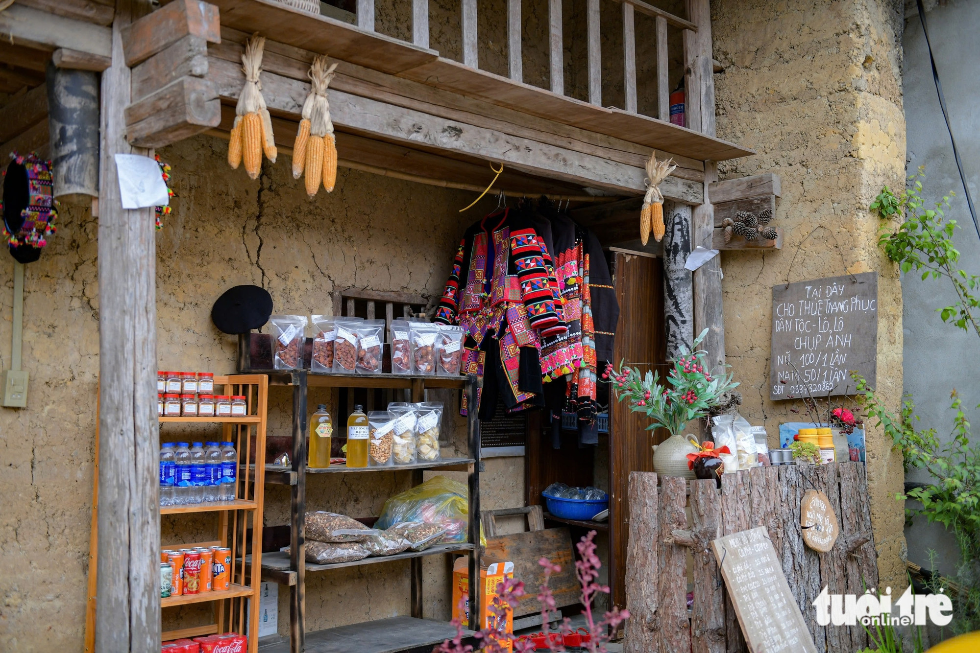 Làng Lô Lô Chải: Viên ngọc ẩn mình dưới chân Cột cờ Lũng Cú và Giải thưởng Làng du lịch tốt nhất thế giới 2025 3 Quầy hàng bán các sản vật địa phương, ngô, khoai, và nông sản tại một homestay ở Lô Lô Chải