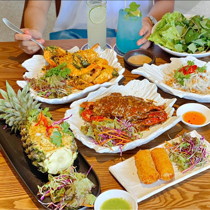 Bến Du Thuyền Marina Vũng Tàu: Thiên Đường Sống Ảo & Kinh Nghiệm Khám Phá Trọn Vẹn 6 Thưởng thức ẩm thực hấp dẫn tại khu vực nhà hàng gần bến du thuyền Marina Vũng Tàu