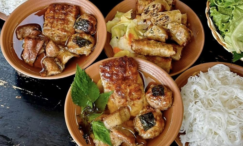 Bún chả Hà Nội với bún tươi, chả nướng than hoa thơm lừng và nước chấm chua ngọt