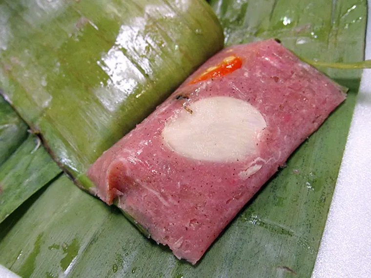 15+ Đặc Sản Huế Làm Quà Dễ Mang Về, Chuẩn Vị Cố Đô 7 Món Nem Chua Huế có màu hồng bắt mắt