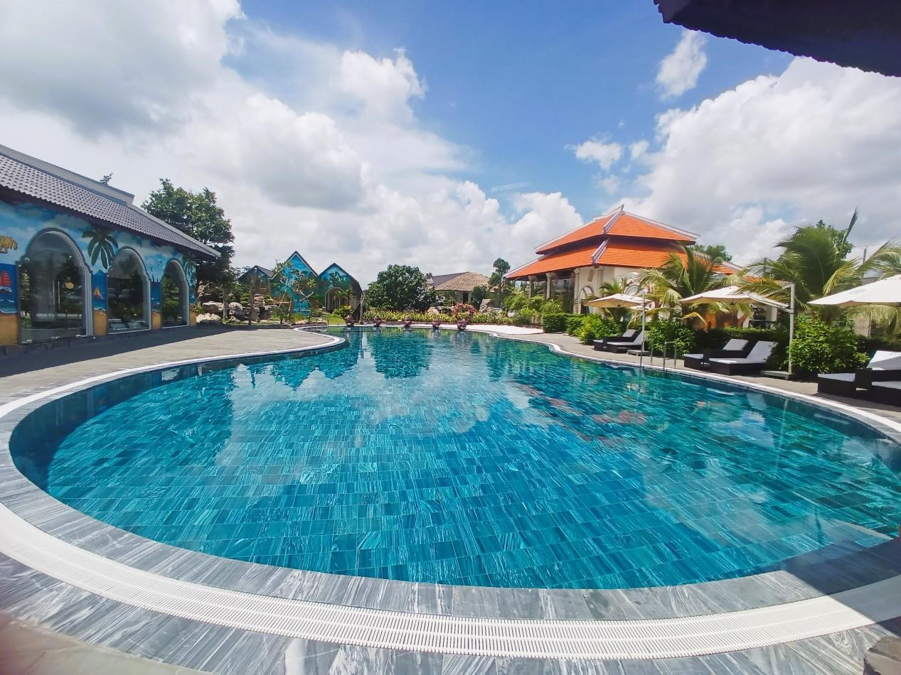 Hồ bơi nước mặn lớn nhất tại Cantho Eco Resort