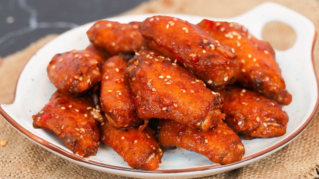 Gà rán sốt cay Hàn Quốc giòn rụm với nước sốt đỏ hấp dẫn