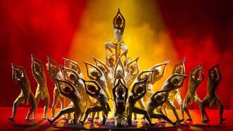 Cẩm Nang Khám Phá Chợ Đêm Mũi Né: Ăn Gì, Chơi Gì, Kinh Nghiệm Mua Sắm Từ A-Z 2 Tiết mục biểu diễn chuyên nghiệp tại Nhà hát Làng Chài Mũi Né