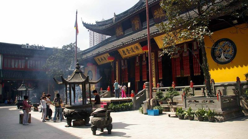 Chùa Phật Ngọc Thượng Hải: Cổ Tự Trăm Năm Lưu Giữ Bảo Vật Thời Thanh 3 Khung cảnh yên bình trong khuôn viên chùa Phật Ngọc Thượng Hải