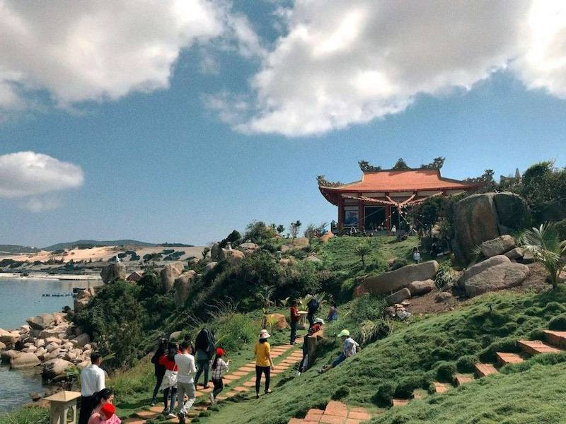 Chùa Thiên Ấn tọa lạc trên đỉnh núi Thiên Ấn thiêng liêng