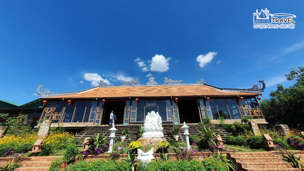 Kinh nghiệm du lịch Bảo Lộc 2 ngày 1 đêm: Lịch trình khám phá Nam Tây Nguyên chi tiết 2 Bên trong Chùa Trà Bảo Lộc với kiến trúc đơn giản, thân thuộc