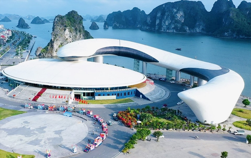 Cẩm Nang Du Lịch Hạ Long 3 Ngày 2 Đêm Trọn Gói: Lịch Trình Khám Phá Di Sản 7 Mặt ngoài kiến trúc độc đáo của Cung Cá Heo (Cung Quy Hoạch) tại Hạ Long