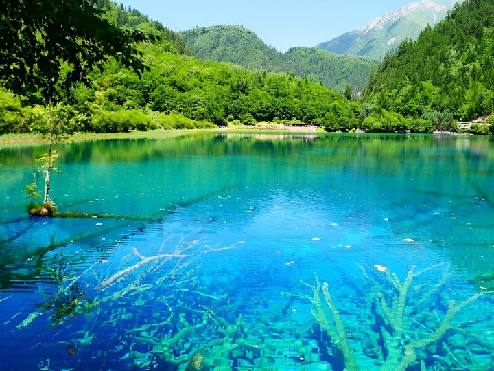 Hồ nước xanh ngọc tại thung lũng Tắc Tra Oa Câu