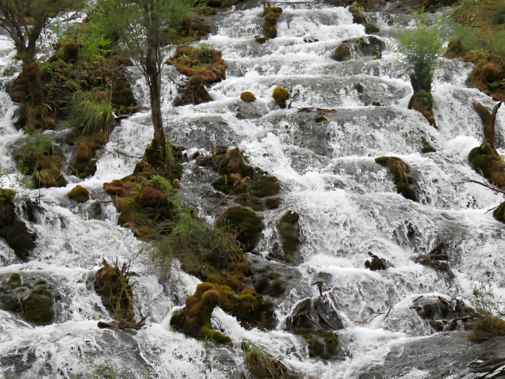 Thác nước hùng vĩ của thung lũng Tắc Tra Oa Câu