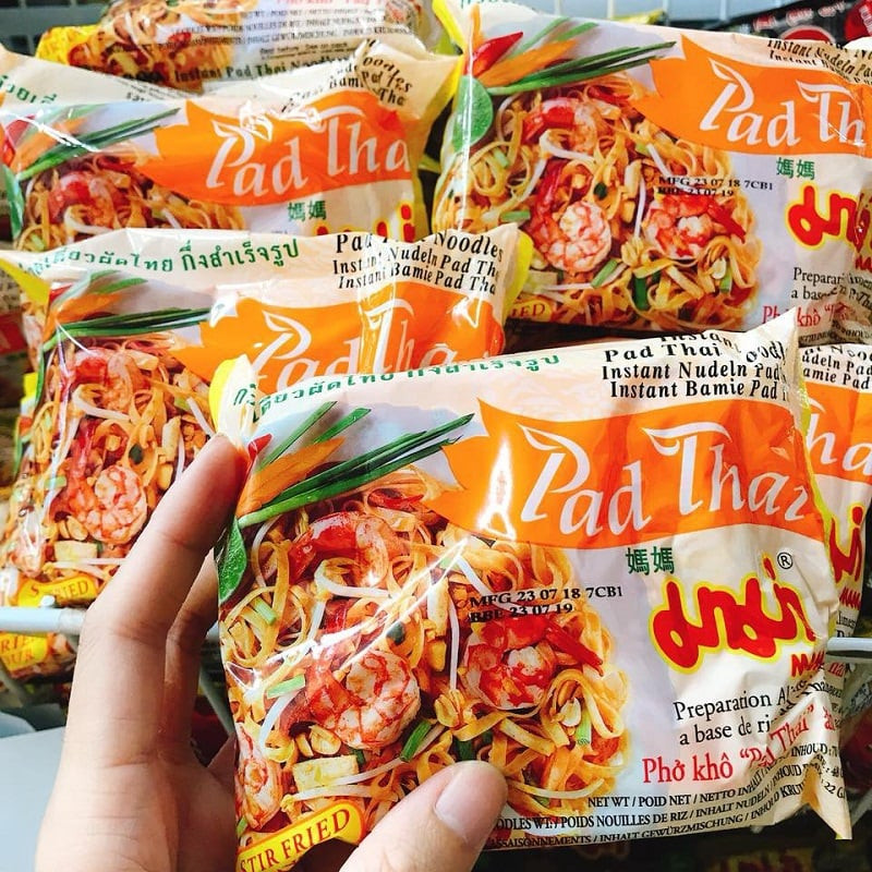 Top 15 Đặc Sản Thái Lan Làm Quà Hấp Dẫn Không Thể Bỏ Qua 1 Mì ăn liền Pad Thái là đặc sản Thái Lan làm quà phổ biến nhất