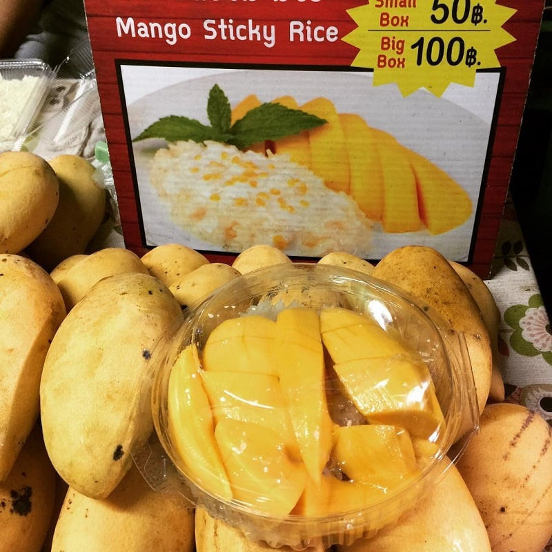Top 15 Đặc Sản Thái Lan Làm Quà Hấp Dẫn Không Thể Bỏ Qua 2 Món xôi xoài Thái Lan đặc biệt tươi ngon được nhiều du khách tìm mua