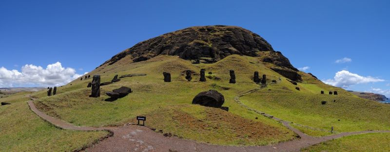 Xung quanh Rano Raraku, bạn dễ dàng tìm thấy những tượng đá Moai còn chưa được hoàn thiện nằm rải rác