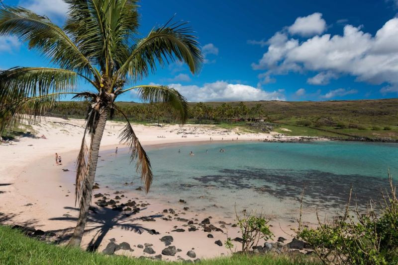 Tận hưởng biển xanh, cát trắng, nắng vàng tại Anakena là hoạt động được nhiều khách du lịch yêu thích