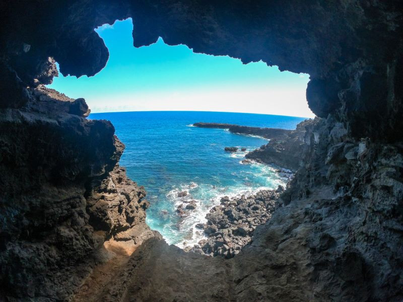 Ana Kakenga là một hang động nhỏ với tầm nhìn hướng ra biển tuyệt đẹp