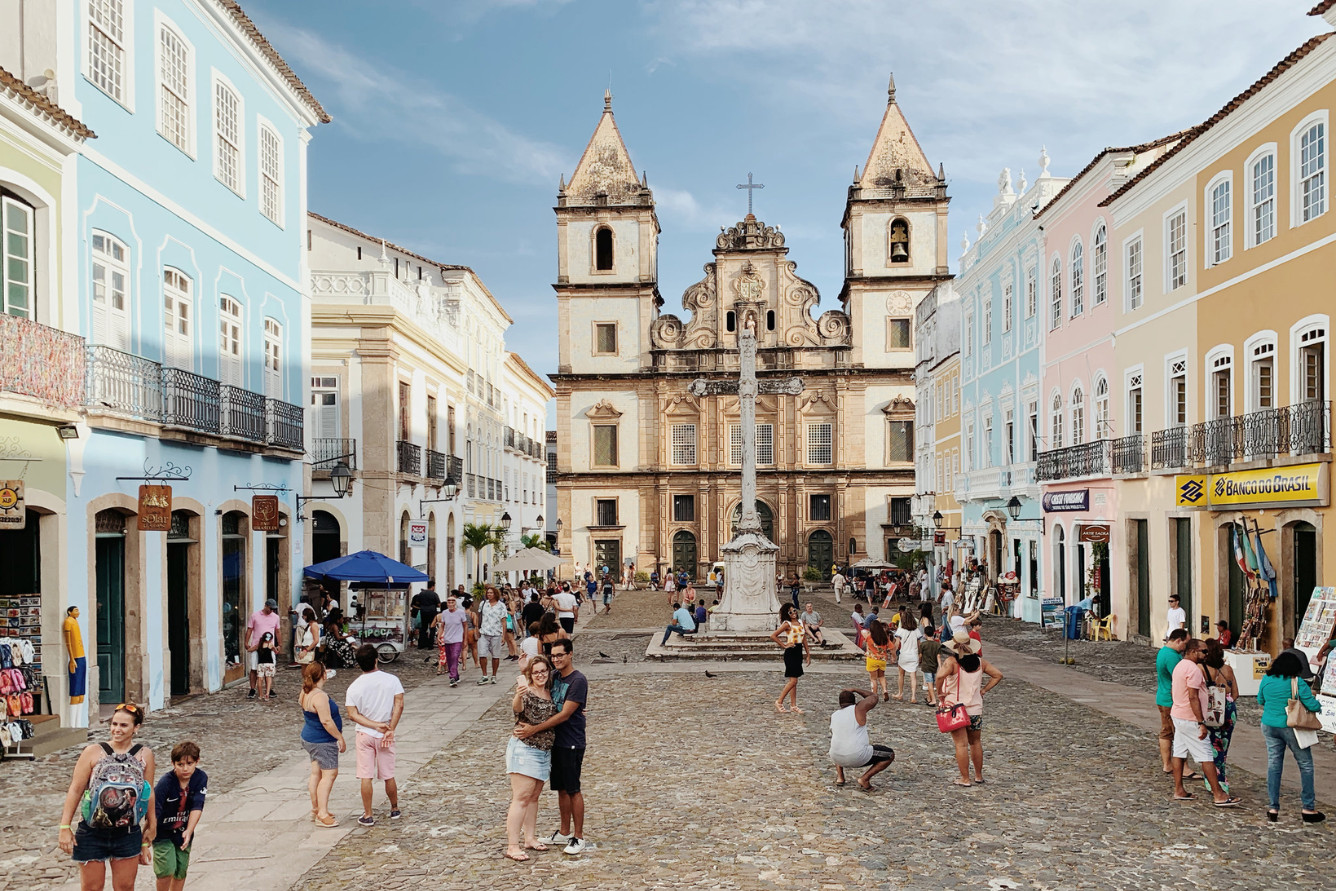 Khám Phá 10 Địa Điểm Du Lịch Brazil Tuyệt Vời Nhất Cho Mùa Hè Rực Lửa 4 Kiến trúc thuộc địa đầy màu sắc tại khu phố Salvador