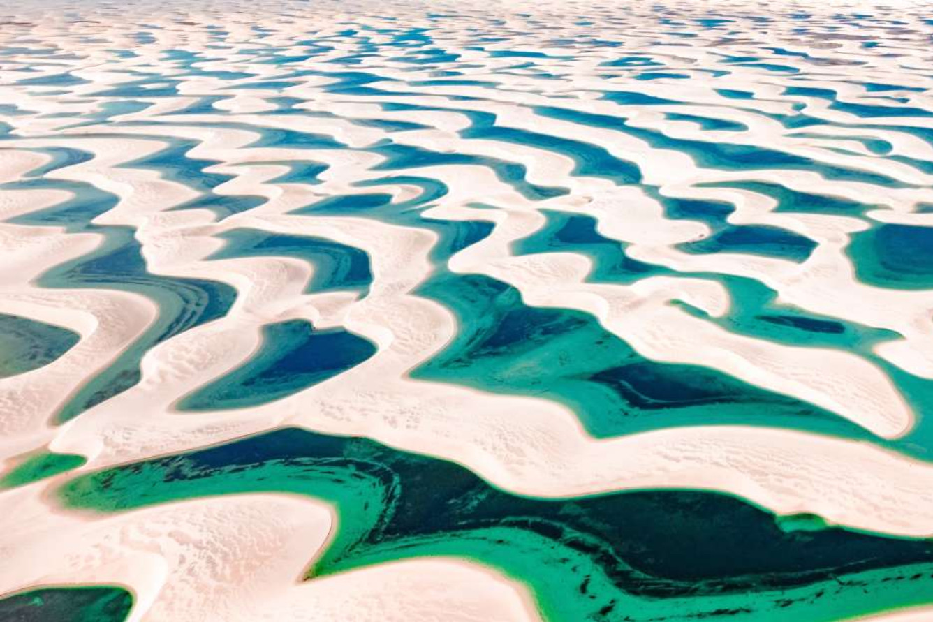 Khám Phá 10 Địa Điểm Du Lịch Brazil Tuyệt Vời Nhất Cho Mùa Hè Rực Lửa 8 Cồn cát trắng và hồ nước ngọc bích tại Lençóis Maranhenses