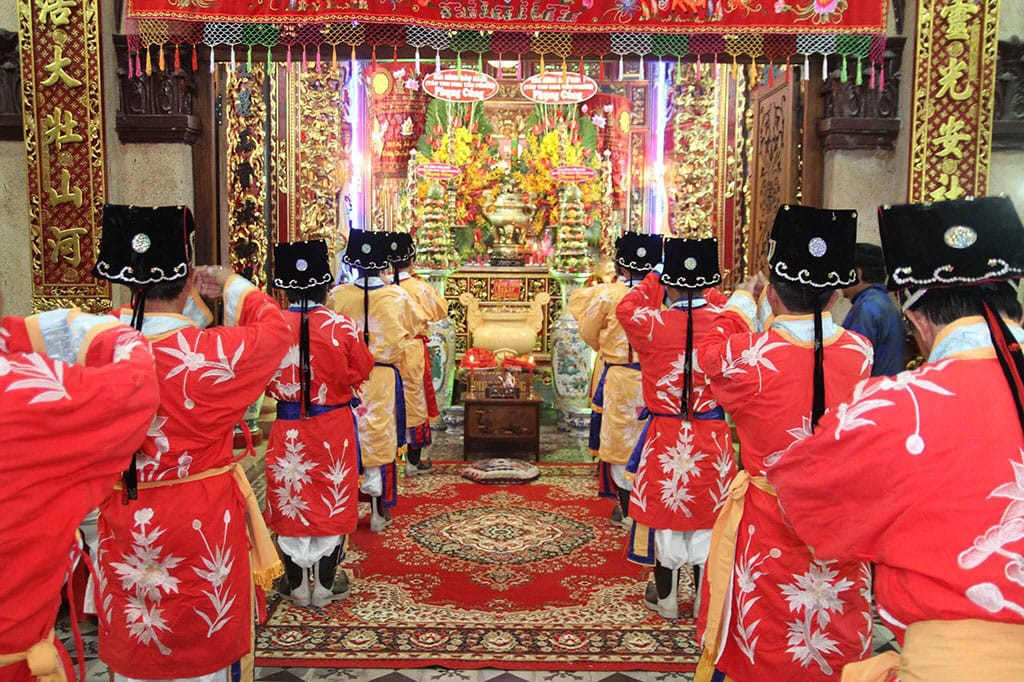 Du lịch Miền Tây: Top 13 Địa Điểm Hấp Dẫn Giải Mã Thắc Mắc "Mỹ Tho Có Gì Chơi?" 6 Khung cảnh trang trọng của buổi lễ cúng bái tại Đình Điều Hòa Mỹ Tho