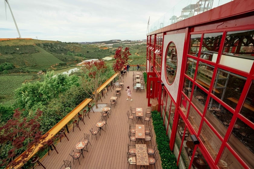 Một trong những quán cà phê view đồi chè đẹp, nơi du khách thưởng thức đồ uống và ngắm cảnh