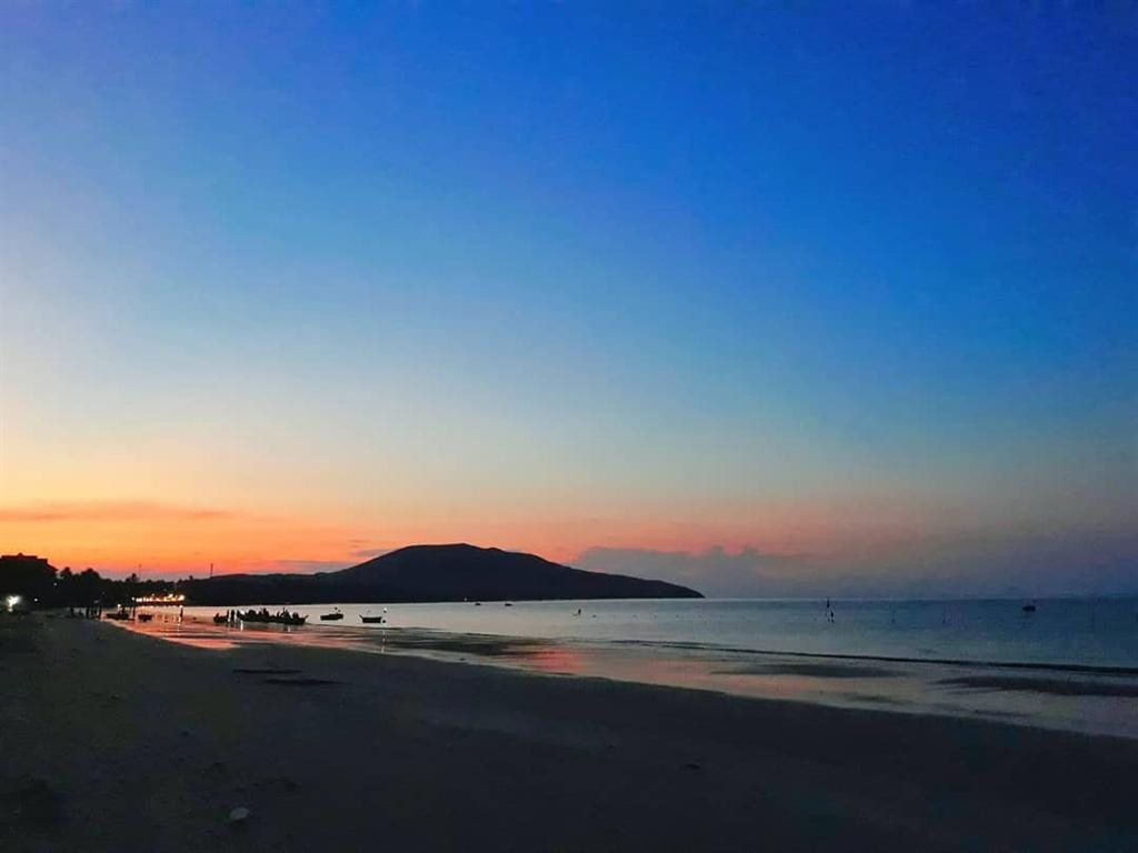 Bình minh tuyệt đẹp trên bãi biển Hòn Rơm Mũi Né