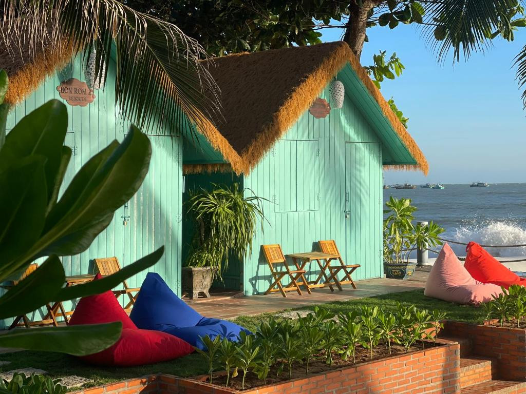 Khung cảnh yên bình và dịch vụ nghỉ dưỡng tại Hòn Rơm