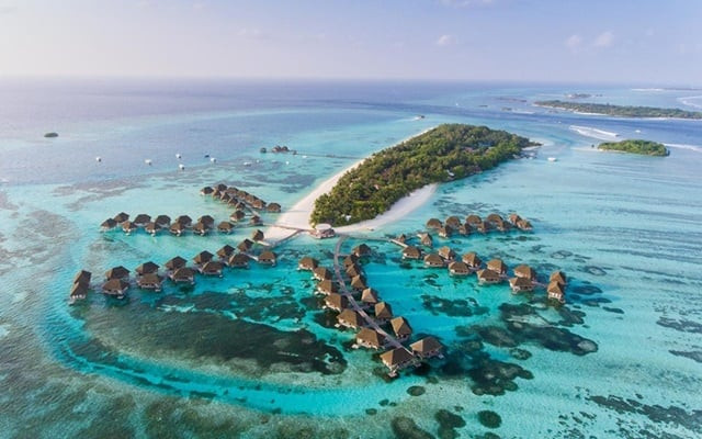 Maldives Ở Đâu? Giải Mã Vị Trí Địa Lý Và Khám Phá Thiên Đường Biển 1 Quần đảo san hô và resort biệt lập nhìn từ trên cao tại Maldives